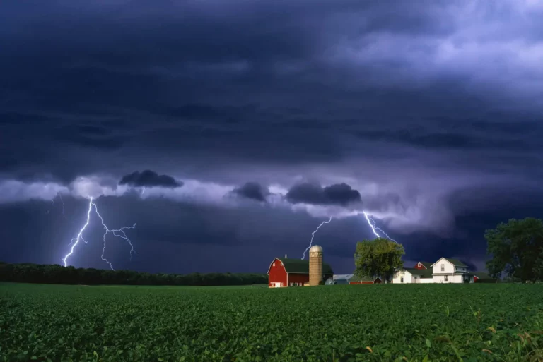 A thunderstorm over a barn.